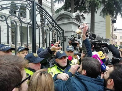 معترضان در گرجستان کاخ ریاست‌جمهوری را قفل کردند