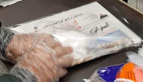 توزیع روزنامه ایران به صورت بسته بندی و همراه دستکش