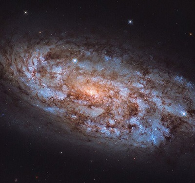 شکوه یک کهکشان مارپیچی ستاره‌فشان