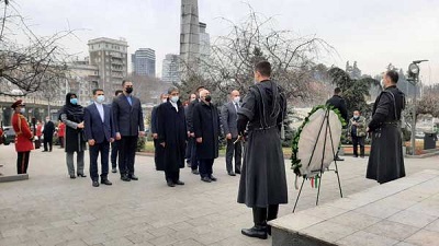 ظریف به قهرمانان ملی گرجستان ادای احترام کرد