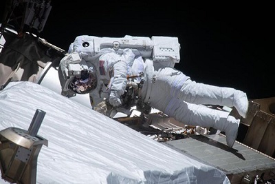 تصاویر فضانوردان حین پیاده‌روی فضایی