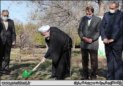 روحانی یک نهال سیب غرس کرد