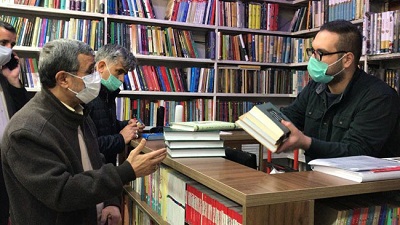 احمدی‌نژاد در کتابفروشی