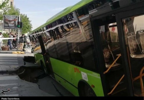 نشست زمین در اصفهان اتوبوس شهری را بلعید
