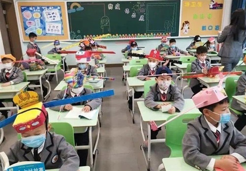 کلاه یک متری بر سر دانش آموزان چینی!