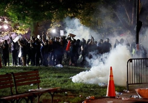 هشدار درباره شلیک گاز اشک‌آور به معترضان