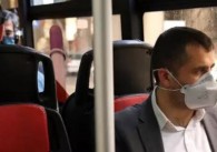 مسافران اتوبوس با زدن ماسک مسئولیت‌پذیری خود را نشان دادند