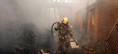 آتش سوزی گسترده در شهرک صنعتی چهاردانگه تهران