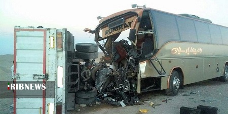 تصادف اتوبوس با کامیون در محور بروجن - مبارکه