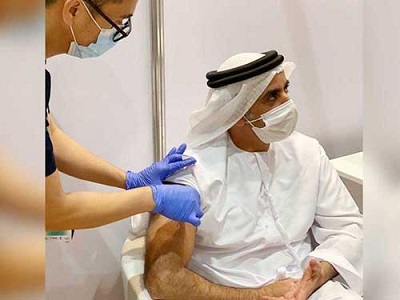 تزریق واکسن کرونا به وزیر کشور امارات