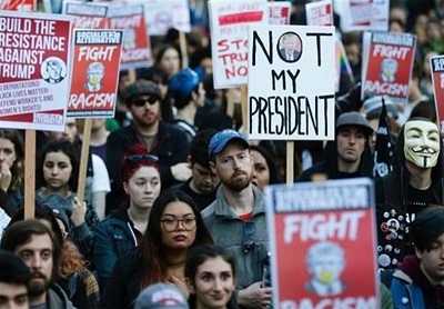 تظاهرات در نیویورک با شعار «ترامپ استعفا»