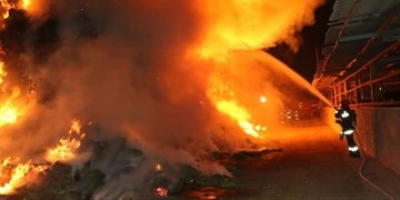 آتش‌سوزی گسترده در انبار نخ در خیابان جمهوری