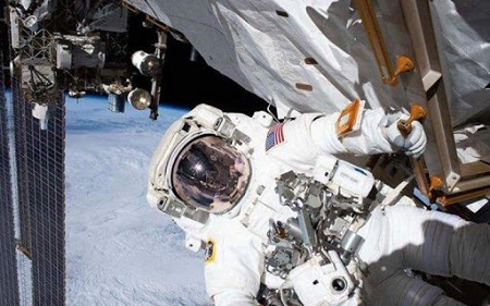 پخش زنده پیاده‌روی فضایی فضانوردان ناسا