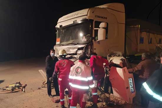 تصادف مرگبار تریلر و پژو پارس در جاده اصفهان
