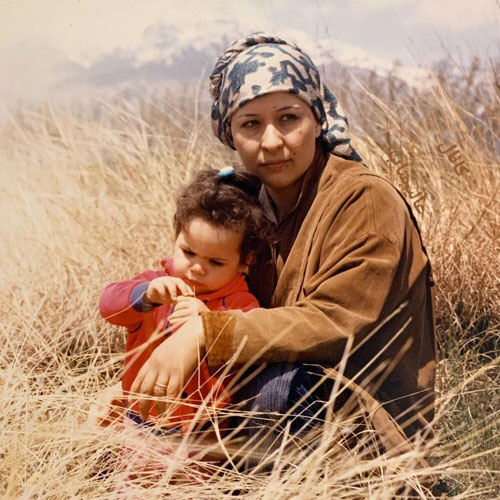 تصویر جالب از ملیکا شریفی‌نیا در آغوش مادرش