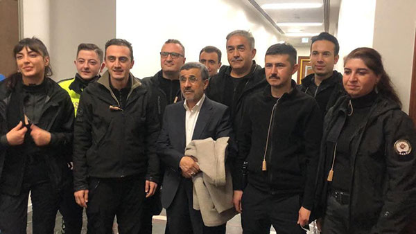 عکس یادگاری احمدی نژاد با تیم حفاظت ترکیه‌ای
