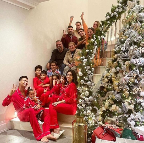 کریسمس رونالدو در کنار نامزد و خانواده‌اش