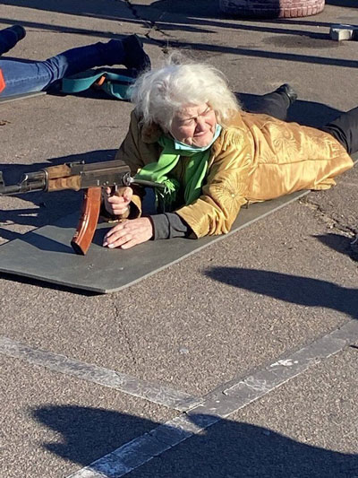 تمرین جالب مادربزرگ اوکراینی برای جنگ احتمالی