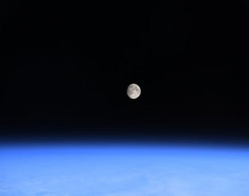 عکاسی فضانورد خوش سلیقه از ماه و زمین