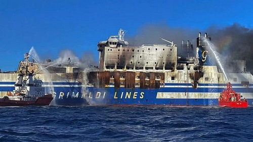 کشتی مسافربری ایتالیایی در آتش سوخت