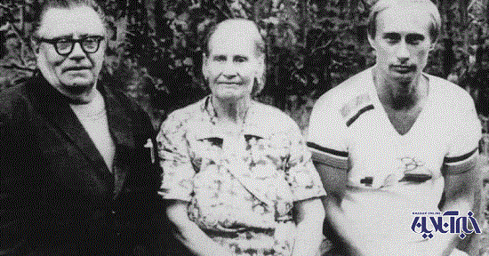 تصویری از پوتین در کنار پدر و مادرش