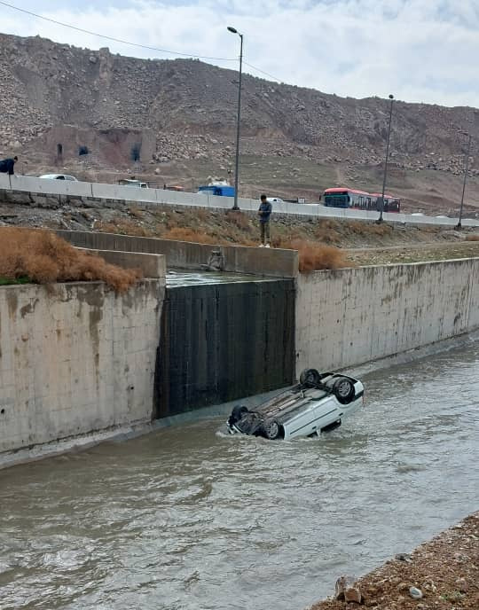 سقوط ال۹۰ داخل کانال آب در بزرگراه امام علی (عکس)