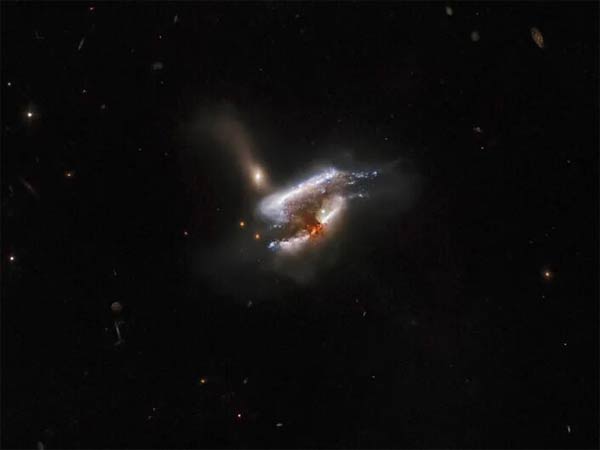 تصویری خیره کننده از برخورد ۳ کهکشان