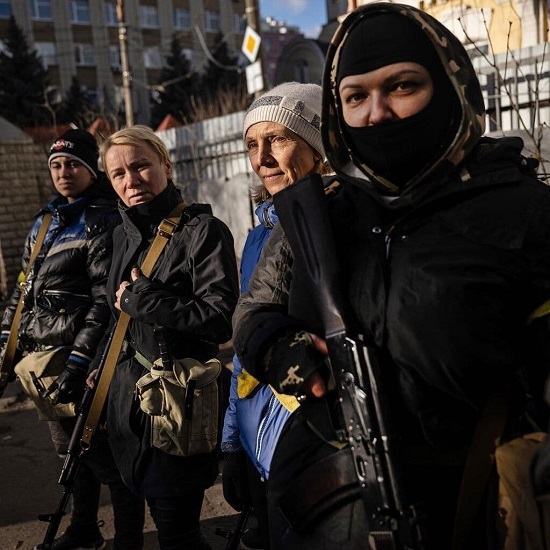 اسلحه در دست زنان غیرنظامی اوکراینی