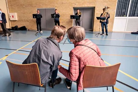 اجرای موسیقی زنده در یک مرکز واکسیناسیون در دانمارک