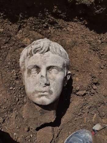 مجسمه امپراتور روم از دل خاک بیرون زد