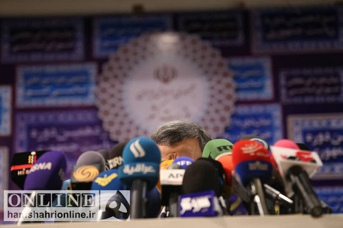 دو تصویر ویژه از احمدی نژاد پشت میکروفون