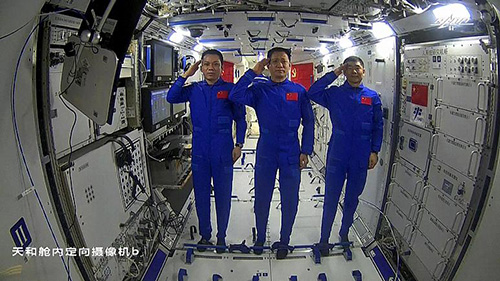 نخستین پیاده‌روی فضایی فضانوردان چینی