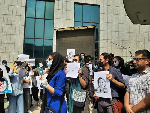 تجمع خبرنگار‌ان مقابل سازمان محیط زیست