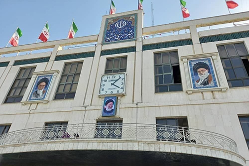 نصب تابلو عکس رئیسی در ساختمان شهرداری مشهد