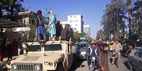 طالبان با خودرو‌های زرهی آمریکایی در راه کابل