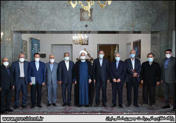 عکس یادگاری روحانی با اعضای تیم اقتصادی دولت