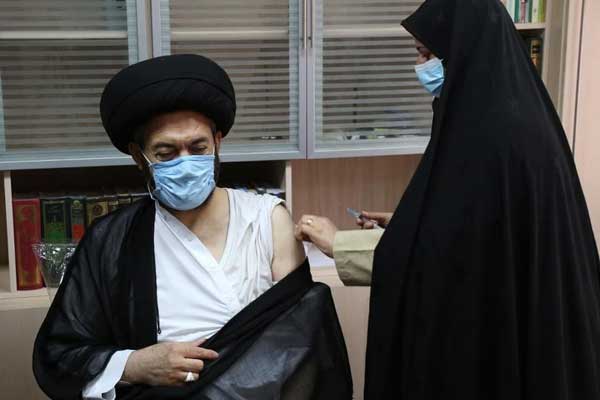 تزریق واکسن به امام جمعه اردبیل توسط پرستار زن