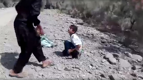 فیلم لحظه شکنجه ۲ پسر بچه ایرانی در بیابان
