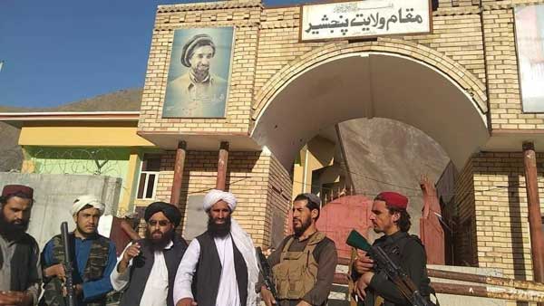 عکس یادگاری طالبان پس از تصرف پنجشیر