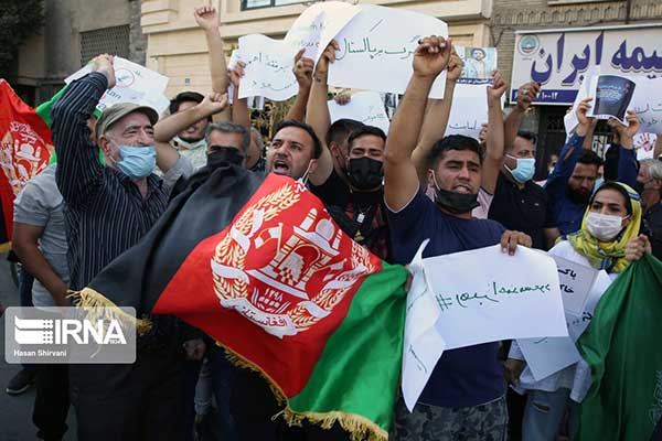 تجمع افغان‌ها مقابل سفارت پاکستان در تهران