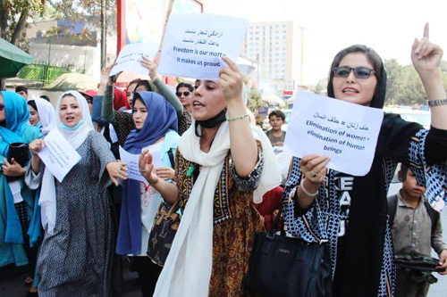 اعتراض زنان برای حذف حق تحصیل توسط طالبان