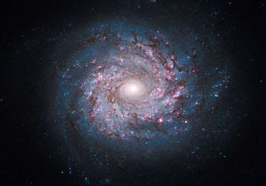 تصویرِ کهکشان مارپیچی در صورت فلکی دب اکبر