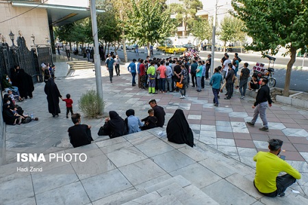 ازدحام جمعی از پناهجویان مقابل سفارت آلمان
