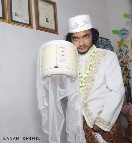 ازدواج مرد اندونزیایی با پلوپز!