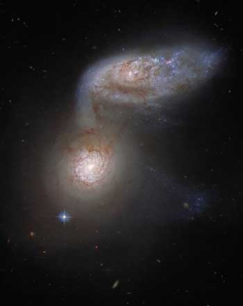 رقص دو کهکشان مارپیچی در فضا