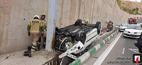 تصادف شدید پژو ۲۰۶ با تابلو‌های کنار بلوار