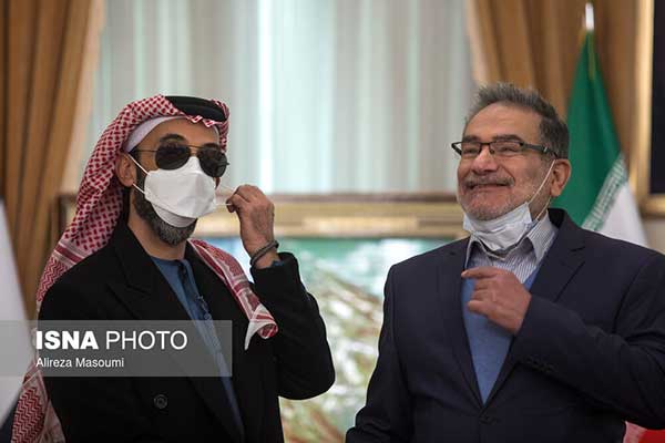 لباس و عینک بامزه مقام اماراتی در دیدار با شمخانی