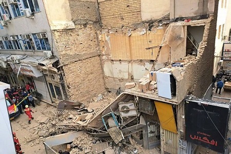 ریزش ناگهانی یک ساختمان در خیابان ملت