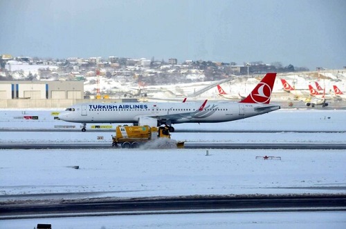 بارش برف صدها پرواز را در استانبول لغو کرد