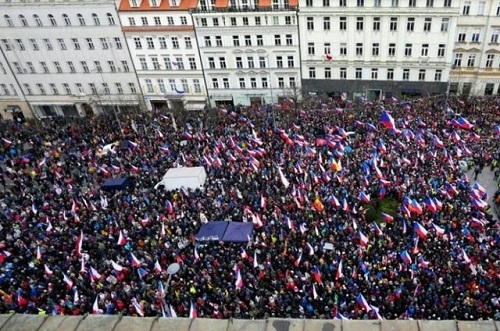 راهپیمایی هزاران نفری علیه دولت «پراگ»